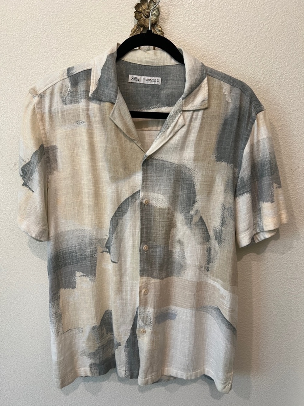 Zara Men’s Short-Sleeve Brushstroke Button-Down in Beige and Gray